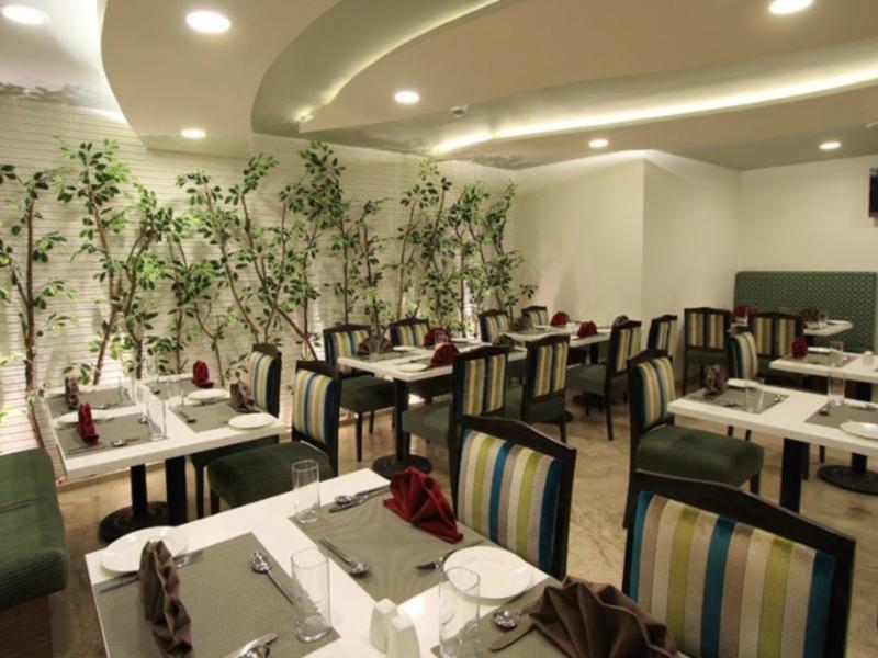 La Woods Hotel Csennai Kültér fotó